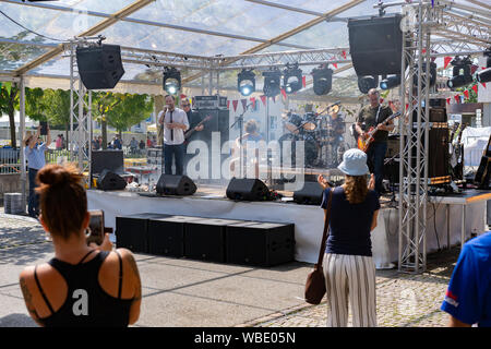 Stadtfest Brugg 25 August 2019. street photography. Zwei Kinder führen Sie einen Song auf der Gitarre und Schlagzeug mit der Band 101 Grad. Stockfoto