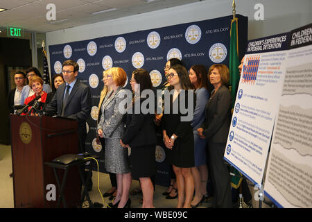 Seattle, WA, USA. 26 Aug, 2019. August 26, 2019, Seattle, WA, Washington State Attorney General Bob Ferguson heute verkündet er heute Datei wird ein Prozeß, der auf der Suche nach neuen Trump Verwaltung regeln, die erheblichen Schutz gegen die Misshandlung von zugewanderten Kinder und Familien ausbauen an der US-Grenze aufgegriffen, so dass für die unbefristete Inhaftierung in Einrichtungen ohne angemessene Standards der Pflege oder staatliche Aufsicht, in Seattle, Washington, USA, am 26. August 2019 zu blockieren. Ferguson verbindet 19 andere Rechtsanwälte allgemein heute der Trumpf Verwaltungen neue Regeln zur Herausforderung in Stockfoto