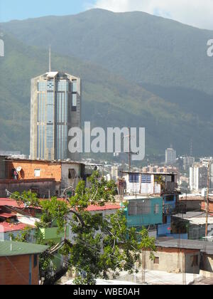 Caracas, Venezuela. Blick auf die bunten Häuser in Slum in San Agustín Nachbarschaft. Stockfoto