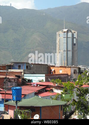 Caracas, Venezuela. Blick auf die bunten Häuser in Slum in San Agustín Nachbarschaft. Stockfoto