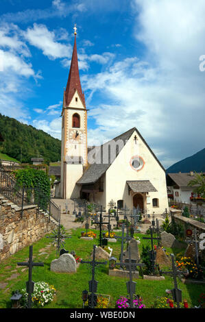 Kirche von San Nicolò (St. Nikolaus) in Val d'Ultimo (Ultental), Bozen, Trentino Alto Adige Stockfoto