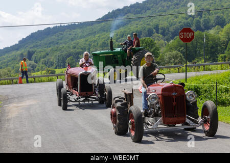 Antike TRAKTOR PARADE, ROSEBOOM, Otsego County, New York State, USA. Stockfoto