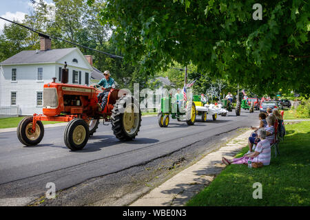 Antike TRAKTOR PARADE, ROSEBOOM, Otsego County, New York State, USA. Stockfoto