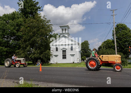 Antike TRAKTOR PARADE, ROSEBOOM, Otsego County, New York State, USA. Stockfoto