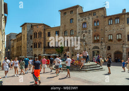 Touristen in Piazza Della Cisterna, San Gimignano Stockfoto