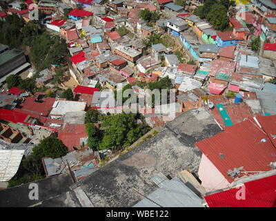 Caracas, Venezuela. Blick auf die bunten Häuser in Slum in San Agustín Nachbarschaft. Stockfoto