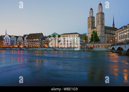 Zürich, Schweiz, 23. Mai 2019 - Nacht Blick auf das Grossmünster, ein Wahrzeichen Evangelischen Kirche in Zürich in der Schweiz, direkt am Ufer der Limmat Stockfoto