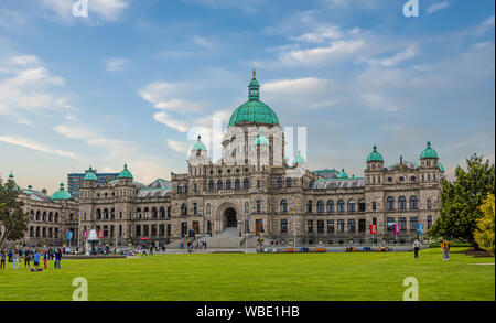 Blick auf die wunderschönen Parlamentsgebäude in Victoria, British Columbia. Stockfoto