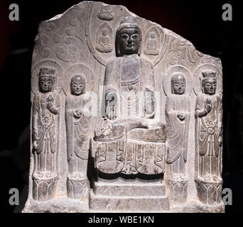 Vorderansicht eines geschnitzten Stein Buddha Stele, Nördliche Qi Dynastie (550-577 AD) Stockfoto