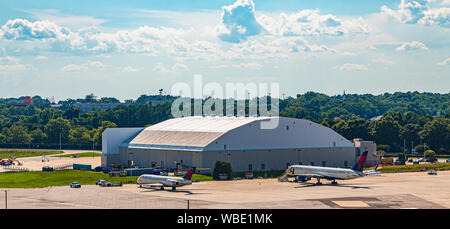 Delta Flugzeuge an einem alten Bügel bei Delta Hauptsitz in Hartsfield-Jackson Airport, Atlanta, Georgia, USA Stockfoto