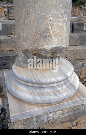 Wiederherstellung historischer Artefakte erfordert Fachwissen. Restaurierung in der antiken Stadt Antalya Stockfoto