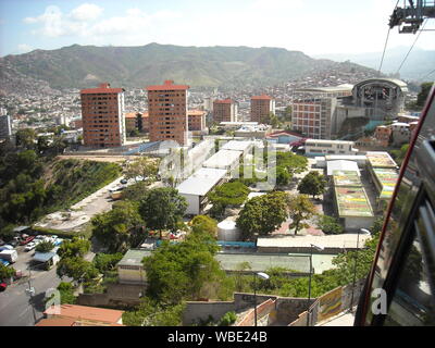 Caracas, Venezuela. Blick auf einige soziale Interesse Gebäude der Gran Misión Vivienda, el Metrocable, Slums und anderen Gebäuden. Stockfoto