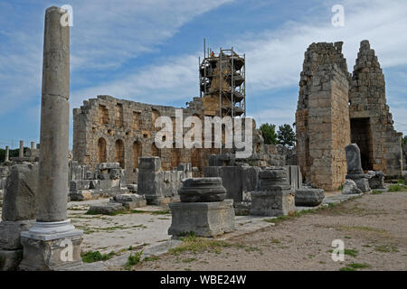 Wiederherstellung historischer Artefakte erfordert Fachwissen. Restaurierung in der antiken Stadt Antalya Stockfoto