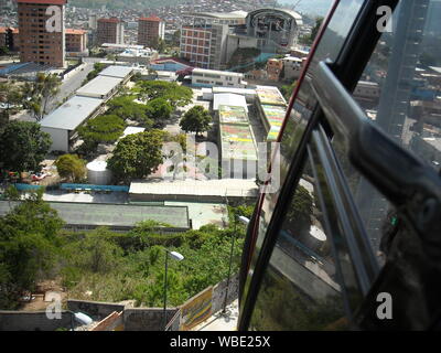 Caracas, Venezuela. Blick auf einige soziale Interesse Gebäude der Gran Misión Vivienda, el Metrocable, Slums und anderen Gebäuden. Stockfoto