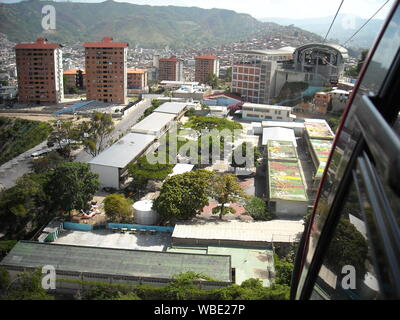 Caracas, Venezuela. Blick auf einige soziale Interesse Gebäude der Gran Misión Vivienda, el Metrocable, Slums und anderen Gebäuden. Stockfoto