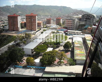 Caracas, Venezuela. Blick auf einige soziale Interesse Gebäude der Gran Misión Vivienda, el Metrocable, Slums und anderen Gebäuden. Stockfoto