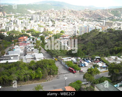 Caracas, Venezuela. Blick auf einige soziale Interesse Gebäude der Gran Misión Vivienda, el Metrocable, Slums und anderen Gebäuden. Stockfoto