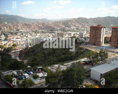 Caracas, Venezuela. Blick auf einige soziale Interesse Gebäude der Gran Misión Vivienda, el Metrocable, Slums und anderen Gebäuden. Stockfoto