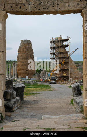 Wiederherstellung historischer Artefakte erfordert Fachwissen. Restaurierung in der antiken Stadt Antalya Stockfoto