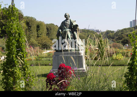 Statue von Georges-Louis Leclerc, Comte de Buffon im Jardin Des Plantes Paris, Frankreich Stockfoto