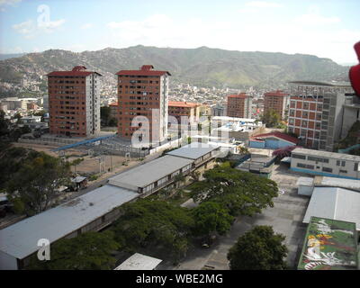 Caracas, Venezuela. Blick auf einige soziale Interesse Gebäude der Gran Misión Vivienda, el Metrocable, Slums und anderen Gebäuden. Stockfoto