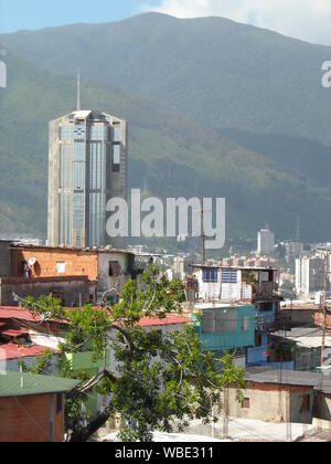 Caracas, Venezuela. Blick auf die bunten Häuser in Slum in San Agustín Nachbarschaft. Stockfoto