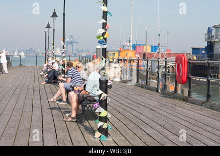 Ha'penny Pier, Harwich, Essex im Sommer Sonnenschein, mit Blick auf den Hafen von Felixstowe. Stockfoto