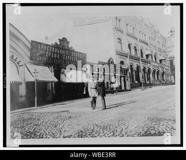 Frank Zimmermann im Gespräch mit einem Polizisten (?) auf einer Straße in einem Geschäftsviertel, Russland Stockfoto