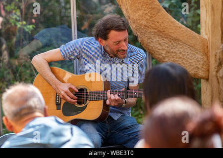 Edinburgh, Schottland. Sun, 25 August 2019. Schottische Musiker Alasdair Roberts führt im Palmenhaus in der Johnston Terrasse Garten am letzten Tag des 2019 in Edinburgh Art Festival. Stockfoto