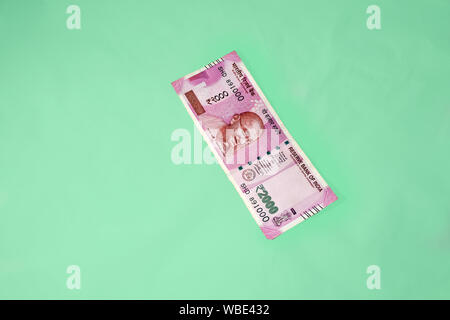 Moderne Indische zwei Tausend Rupien Währung Hinweis auf einen minimalen rosa Hintergrund Stockfoto