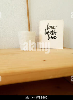 Zeichen, Live Laugh Love auf Holzregal, moderne Einrichtung in retro Home Stockfoto