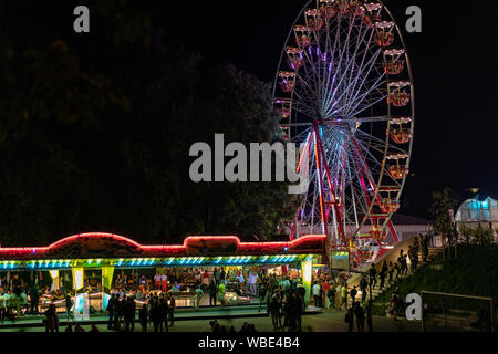 Stadtfest Brugg 24. august 2019. street photography. Lunapark bei Nacht mit beleuchteten Spinnrad und autosooter in Brugg. Stockfoto