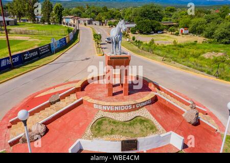 Luftaufnahme der Statue oder Denkmal des berühmten Pferd, El Moro de Cumpas, der Eingang von der Stadt Cumpas, Sonora, Mexiko. Route der Sierra in Sonora Mexiko. In der unteren Region der Sierra Madre Occidente. Es wurde im Jahre 1643 von den Jesuiten Missionars Egidio Monteffio gegründet unter dem Namen Unserer Lieben Frau von der Himmelfahrt des Cumpas, mit dem Ziel der Evangelisierung auf der Opal-Stämme, die in den früheren Zeiten und während der Eroberung bewohnt. (© Foto: LuisGutierrez/NortePhoto.com) Vista aerea de la estatua o Monumento del famoso Caballo, El Moro de Cumpas, la Entra Stockfoto