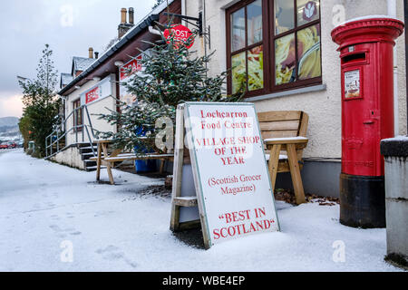 Schnee bedeckt Post Box ausserhalb des Dorfes Shop & Post, Main Street, Lochcarron, NW Highlands von Schottland Stockfoto