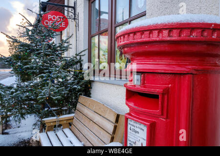 Schnee bedeckt Post Box ausserhalb des Dorfes Shop & Post, Main Street, Lochcarron, NW Highlands von Schottland Stockfoto