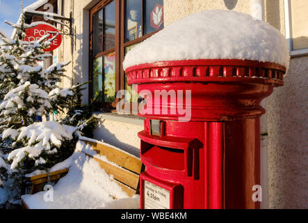 Schnee bedeckt Post Box ausserhalb des Dorfes Shop & Post, Main Street, Lochcarron, NW Highlands von Schottland Stockfoto