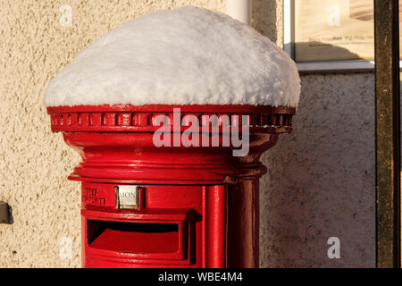 Schnee bedeckt Post Box ausserhalb des Dorfes Shop & Post, Main Street, Lochcarron, NW Highlands von Schottland Stockfoto