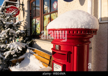 Schnee bedeckt Post Box ausserhalb des Dorfes Shop & Post, Main Street, Lochcarron, NW Highlands von Schottland Stockfoto