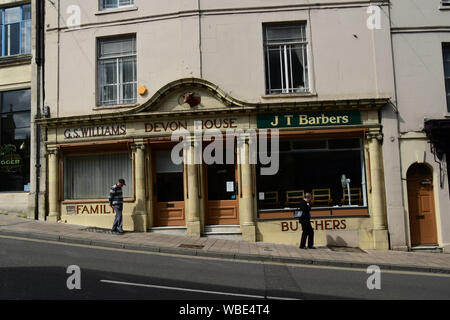 Reich verzierte Front auf einem alten Metzger shop Jetzt als Friseure Salon auf der steilen Bath Street in Frome, Somerset, UK verwendet. Stockfoto