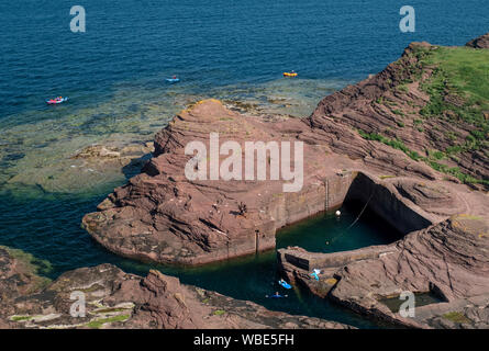 Sea Kayaker paddeln um seacliff Hafen bei Seacliff Estate, East Lothian, Schottland Stockfoto