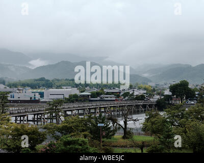 Togetsu-kyo Bridge und Katsura Fluss in den bewölkten Morgen. Arashiyama, Kyoto, Japan. Stockfoto