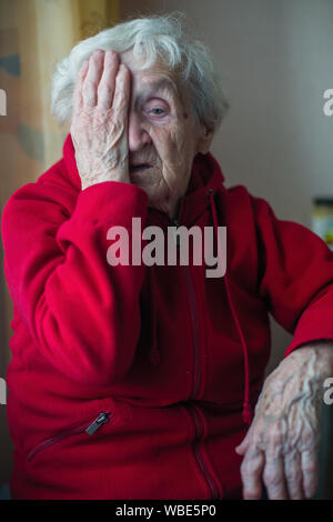 Alte Frau im Haus sitzt in den Ruhestand. Stockfoto