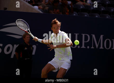 New York, USA. 26 Aug, 2019. Daniil Medwedew in Aktion während seiner ersten Runde gegen Prajnesh Gunneswaran von Indien am ersten Tag des Spiels am US Open in Flushing Meadows, New York Credit: Adam Stoltman/Alamy leben Nachrichten Stockfoto