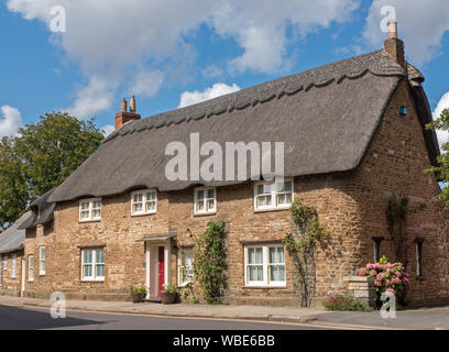 Das alte Herrenhaus English reetgedeckte Landhaus aus Stein, Northgate Street, Oakham, Rutland, England, UK Stockfoto