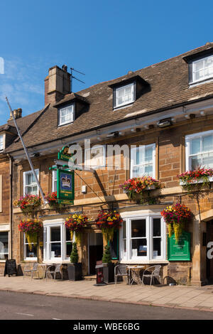Das Crown Inn, Old English Pub mit wunderschönen Blumenampeln im Sommer, Uppingham, England, UK. Stockfoto