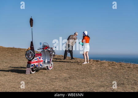 Ein mod Paar Blick über die Klippe bei Beachy Head durch Ihre 1960er Lambretta scooter mit Union Jack/Jack Aufkleber Stockfoto