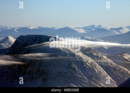 Ben Nevis in der Nähe von Fort William an einem kalten und frostigen Tag Winter. Schnee auf den Gipfeln mit nur einem WHISP von Cloud auf "Ben". Stockfoto