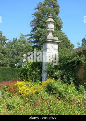 Helle Farben für die Bepflanzung in einem der Sommer Grenzen in die Gärten von Cliveden, ein National Trust property in Buckinghamshire zu besuchen. Stockfoto