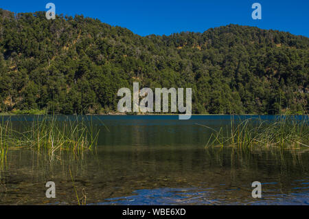 Lago Espejo Grande in der Nähe von Villa la Angostura in der Provinz Neuquen, Argentinien. Schönen Sonnenuntergang am Lago Espejo Grande Stockfoto