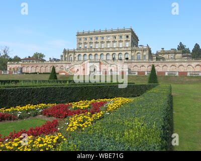 Die palastartigen Villa an Cliveden in 1666 gebaut, mit dem bunten formale Bepflanzung auf dem Parterre in Rot & Gelb für Sommer 2019 Stockfoto